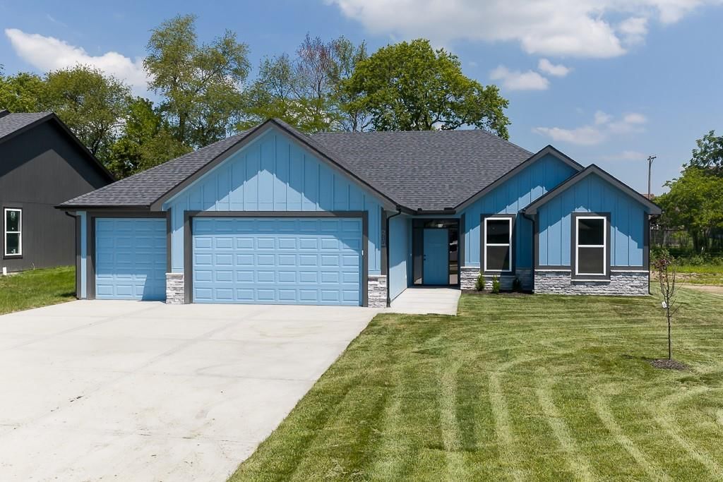 2715 Stoncreek Avenue, Tonganoxie, KS