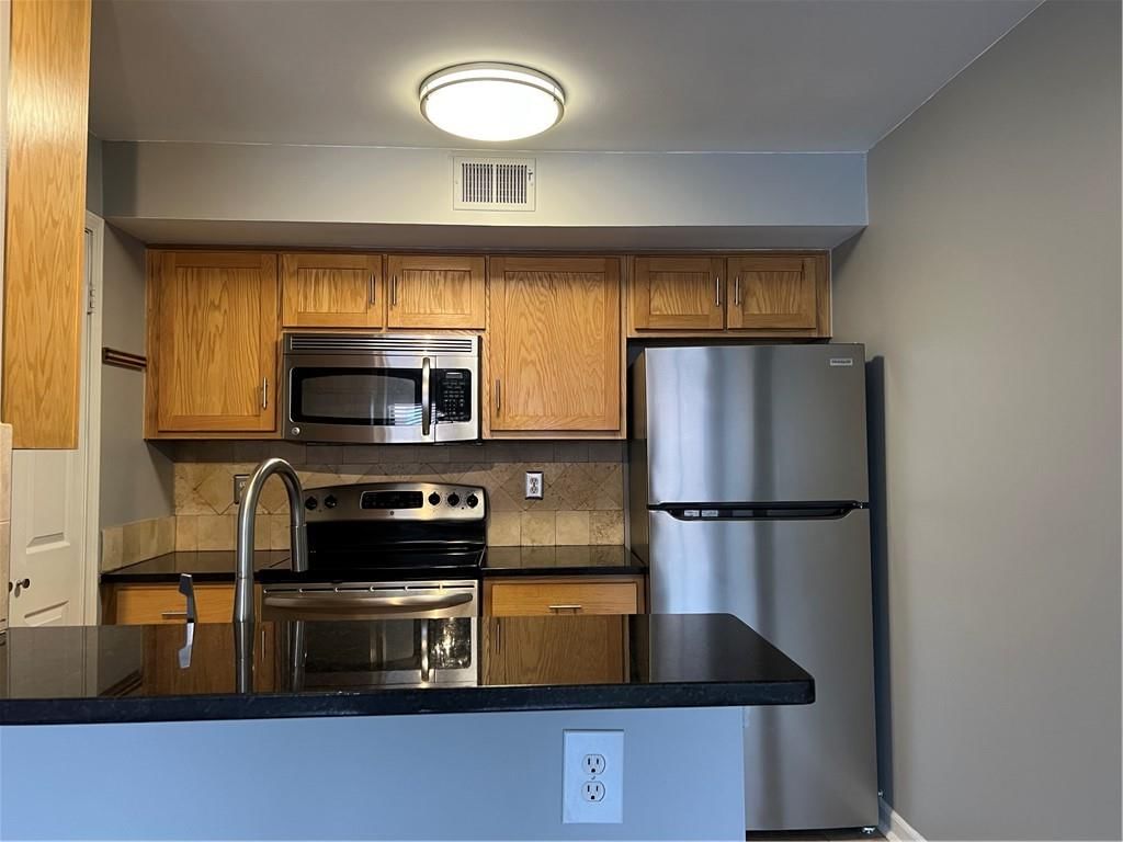 445 W 9th Street — photo 8