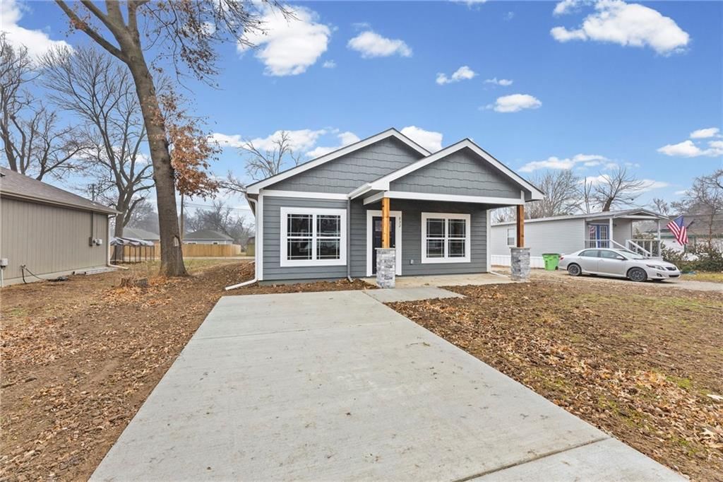 832 E Hamblin Street — photo 2