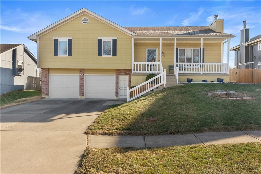 1629 NE Whitestone Drive, Lee's Summit, MO