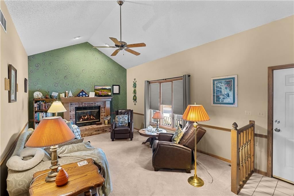 1629 NE Whitestone Drive — photo 3