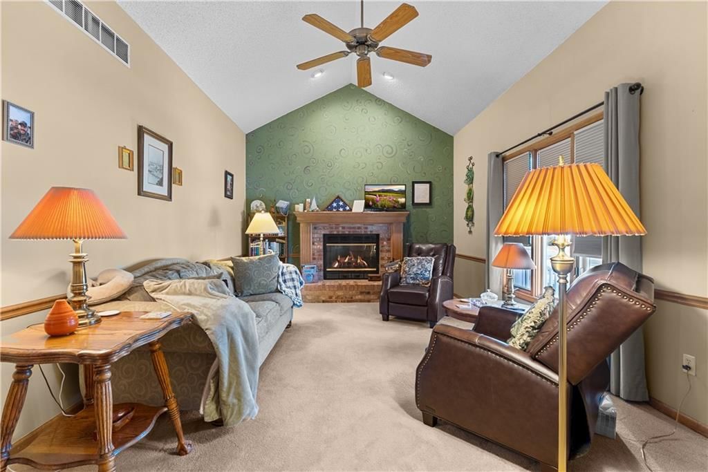 1629 NE Whitestone Drive — photo 4