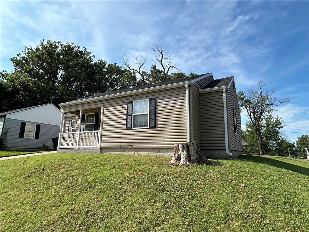 323 Hamilton Drive — photo 2
