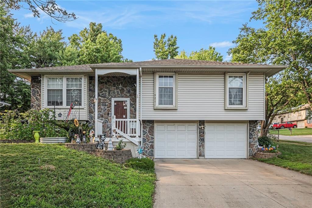921 NE Locust Drive, Blue Springs, MO
