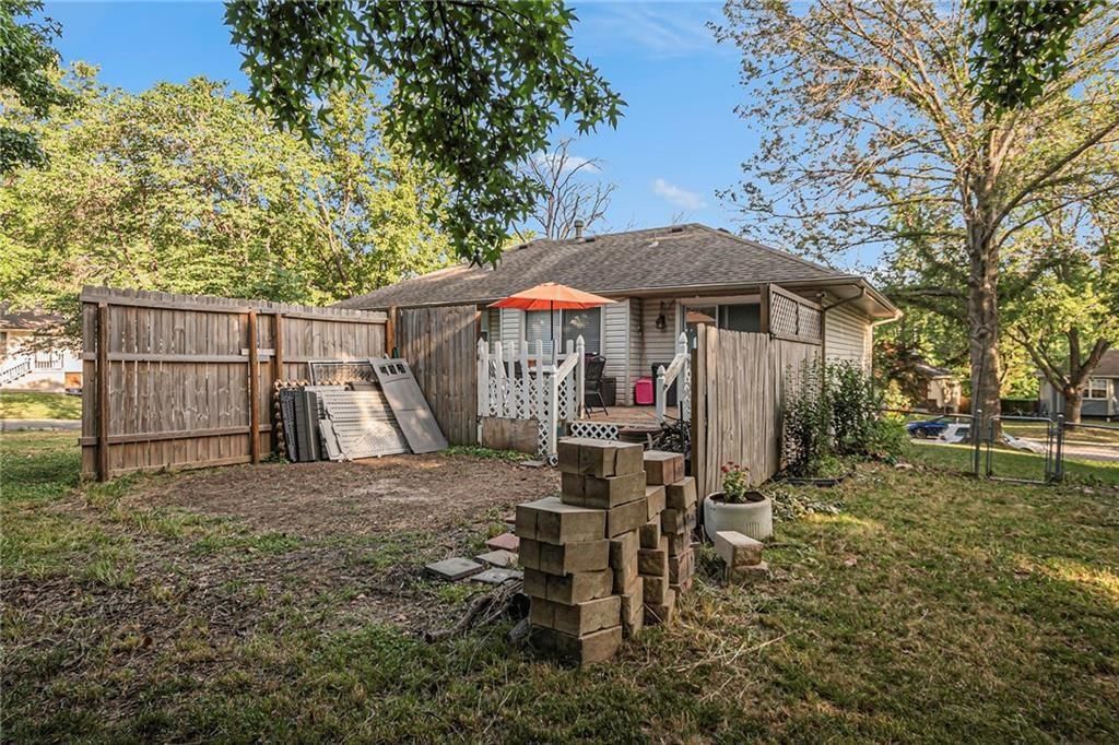 921 NE Locust Drive — photo 32