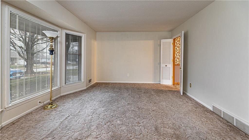 315 N Woodson Drive — photo 2