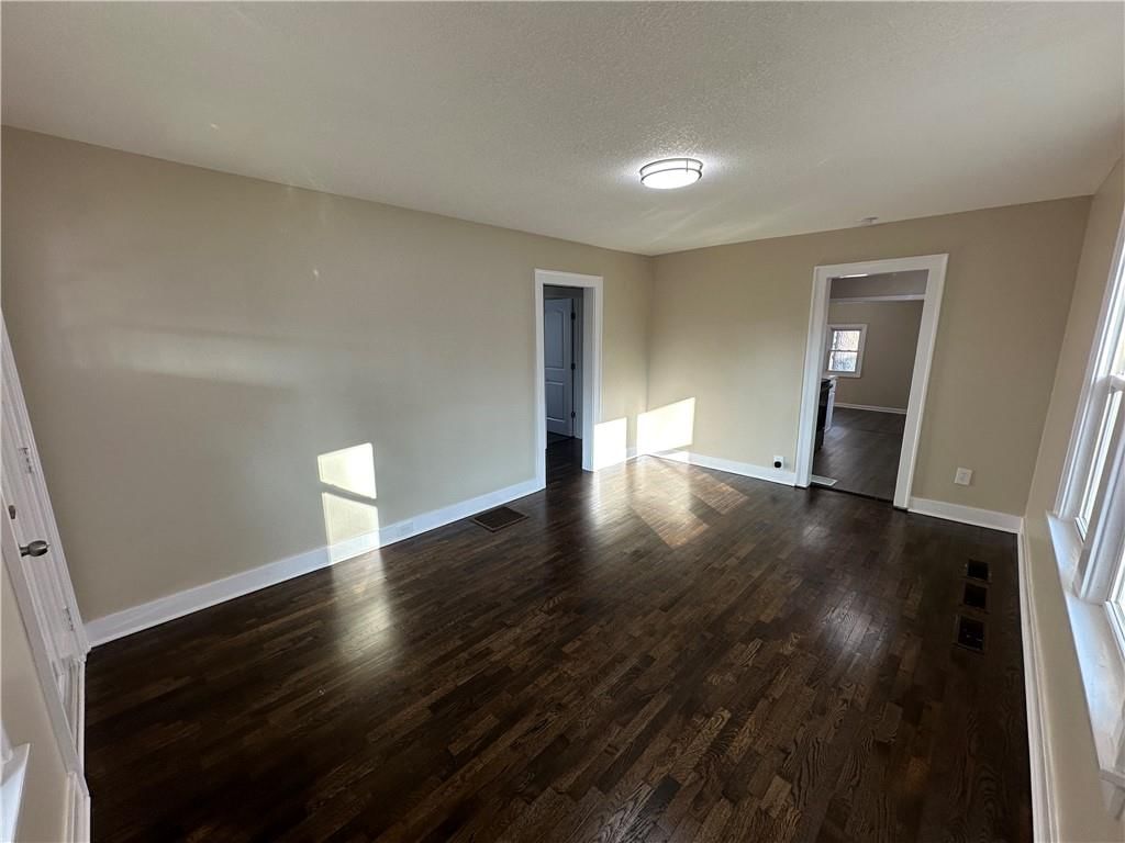 1215 S Pleasant Street — photo 4