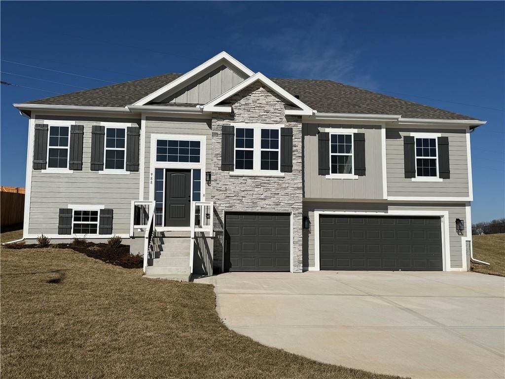 988 Poplar Lane — photo 1