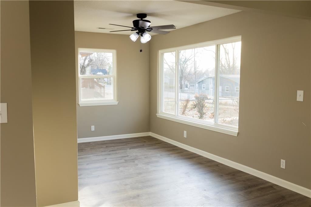 129 N Neconi Avenue — photo 12
