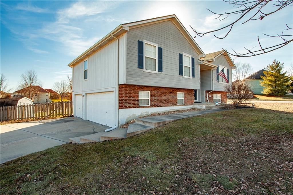 521 SW Lakeview Drive — photo 2