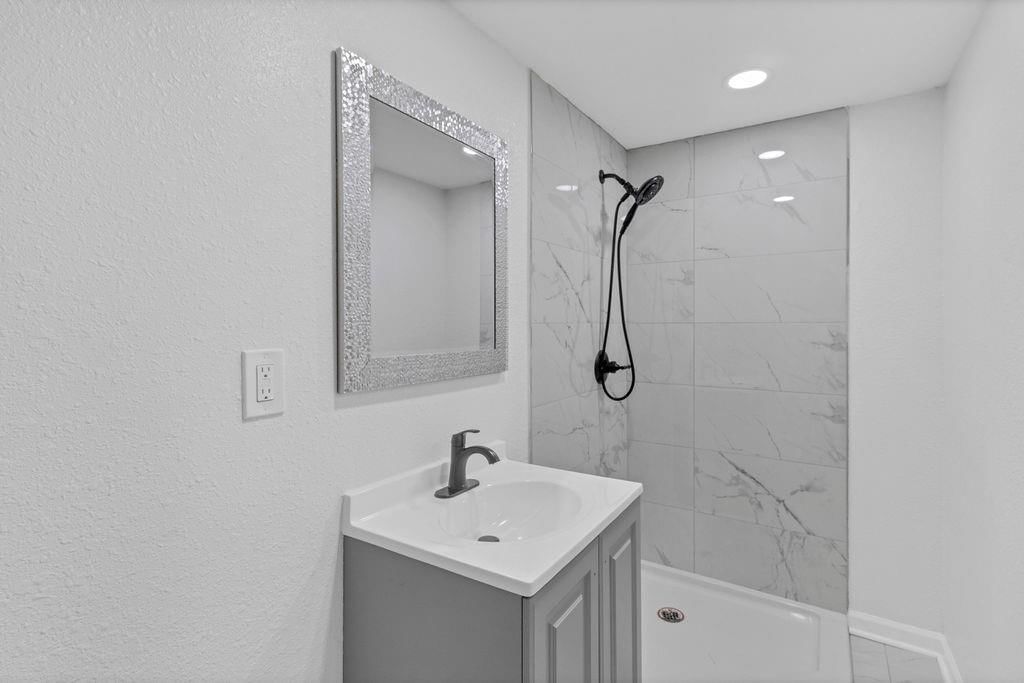 1223 W 32nd Street — photo 23