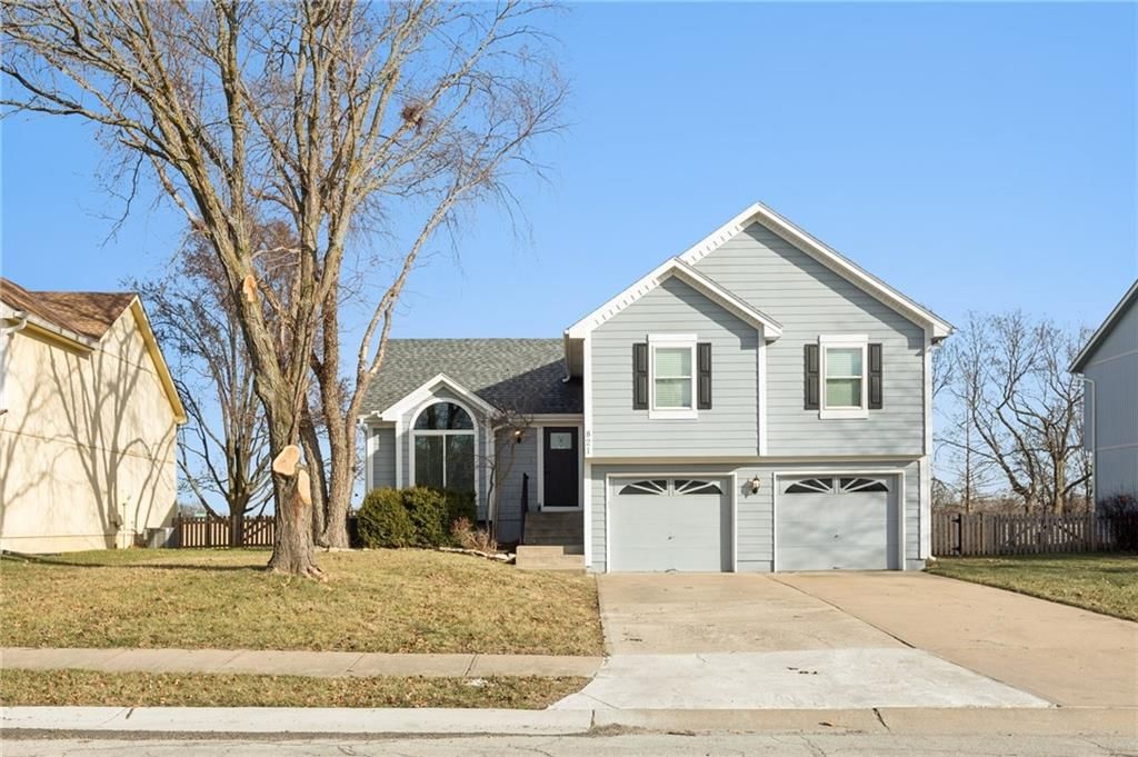 821 NE COLLEEN Drive — photo 1