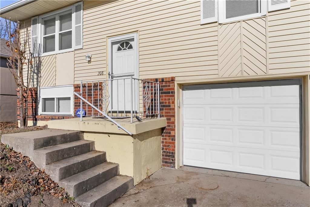 208 Manor Lane — photo 2