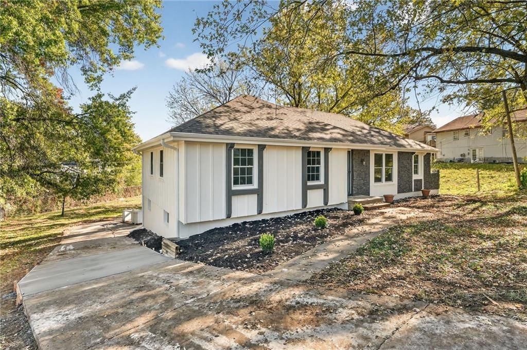 9825 Potter Circle — photo 2