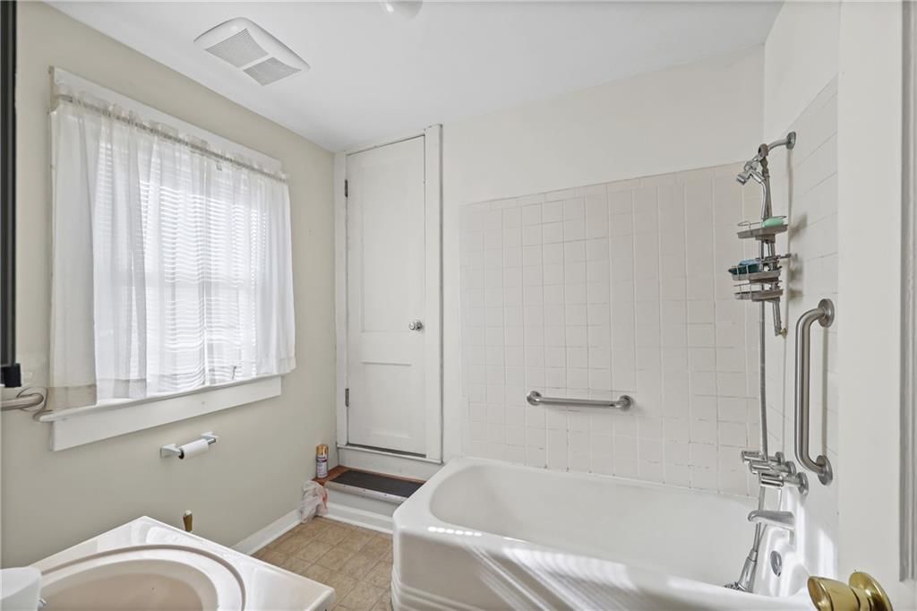 2320 S Northern Boulevard — photo 11