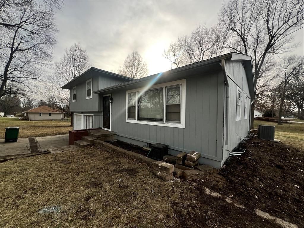 995 N Hurley Street — photo 2