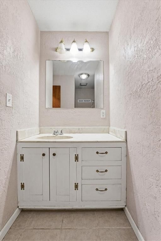 995 N Hurley Street — photo 16