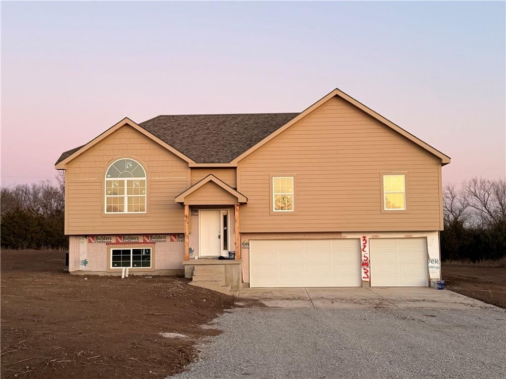 325 NE 51 Road, Warrensburg, MO