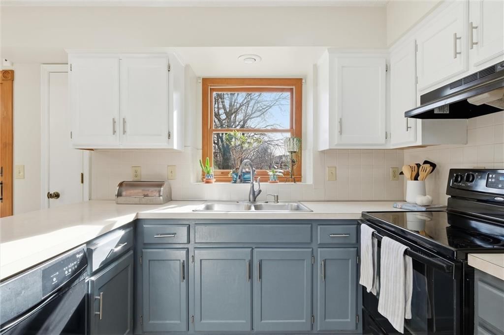 15709 W 125TH Terrace — photo 8