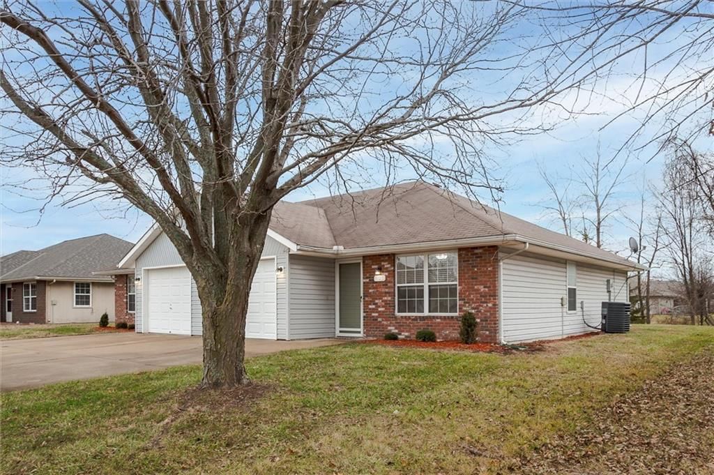 1123 SW Ephraim Drive — photo 2