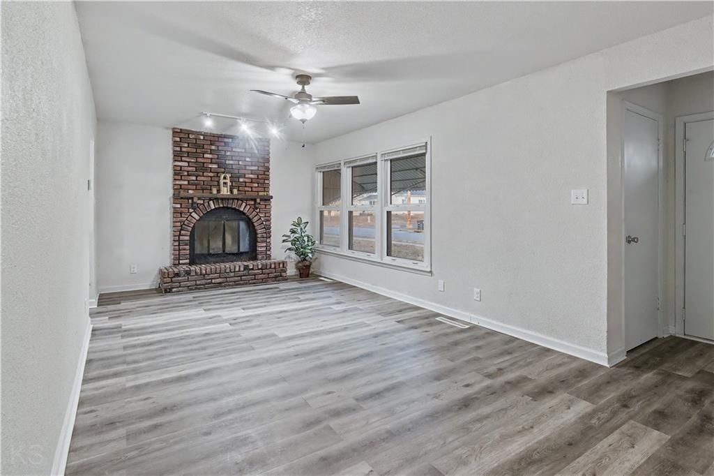 1404 S Grand Avenue — photo 3