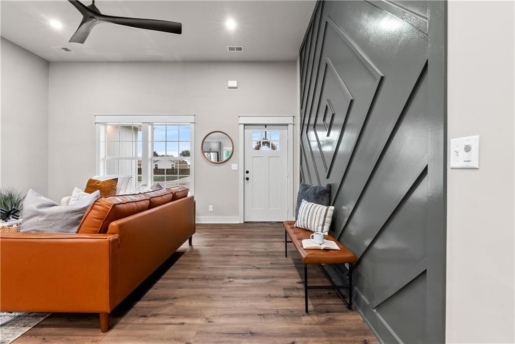 212 S Devin Street — photo 4
