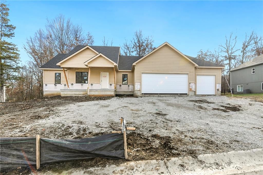305 SW 17th Street, Oak Grove, MO