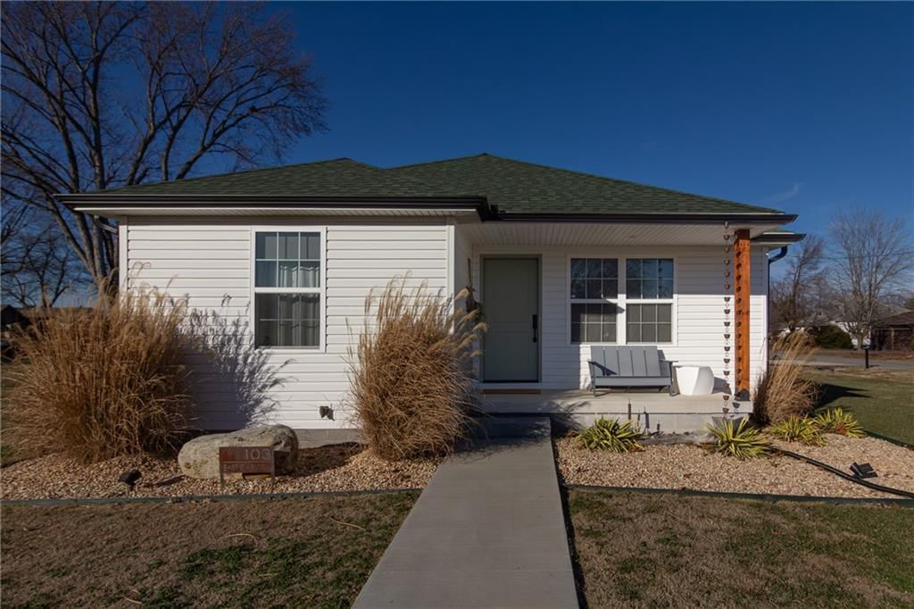 103 E Carlton Street — photo 1