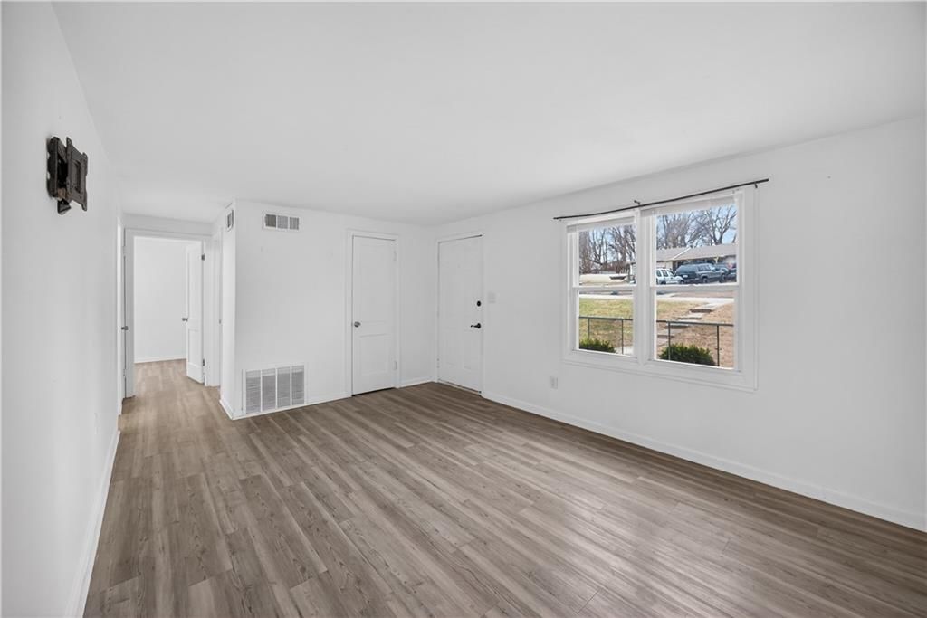 1115 S 49TH Drive — photo 5