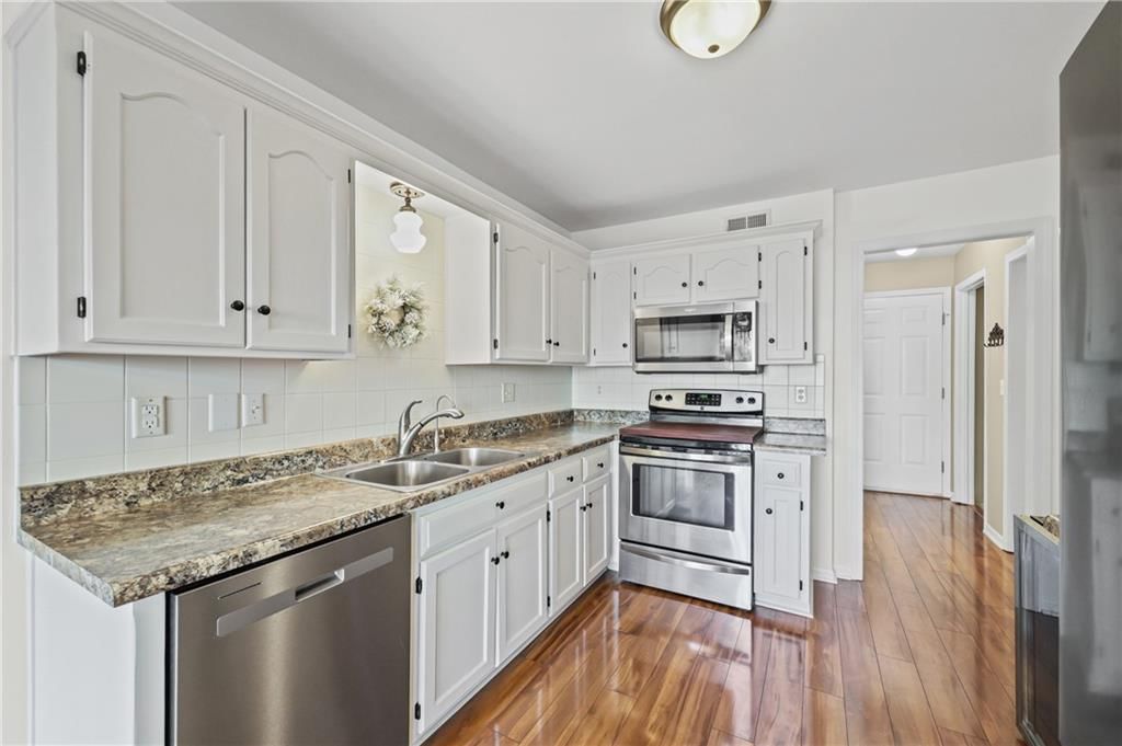 627 NE Swann Circle — photo 3