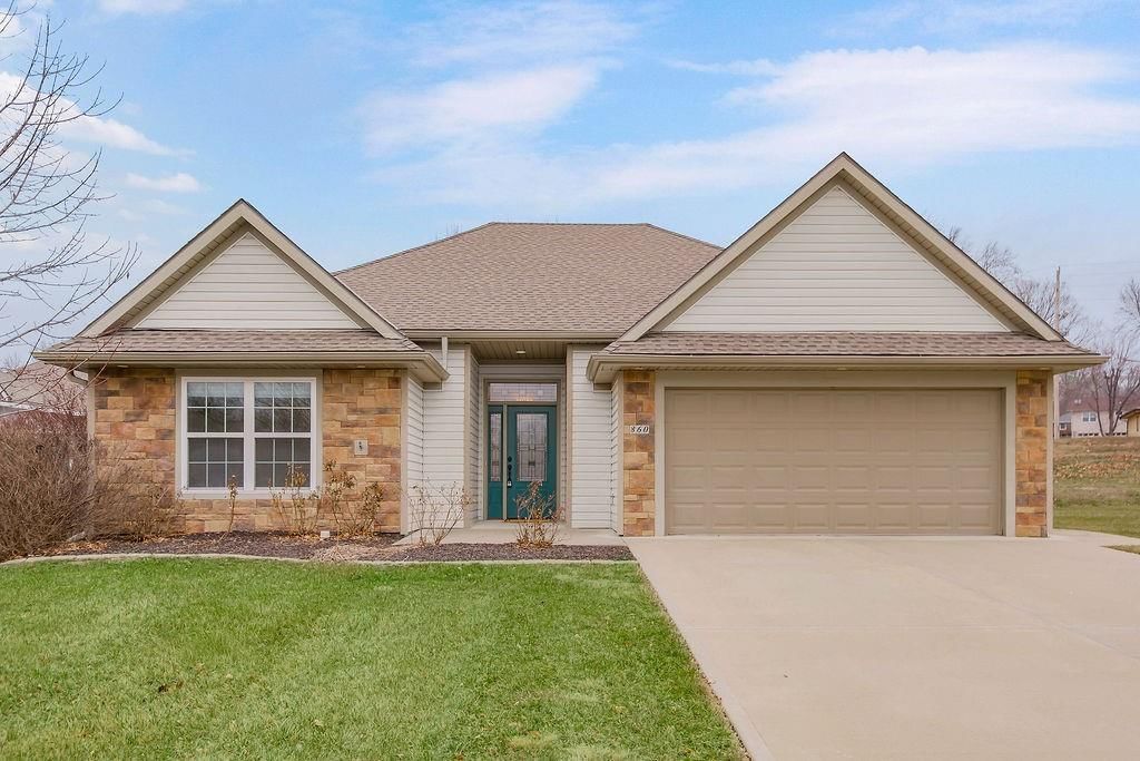 860 Meadowlark Court, Lansing, KS