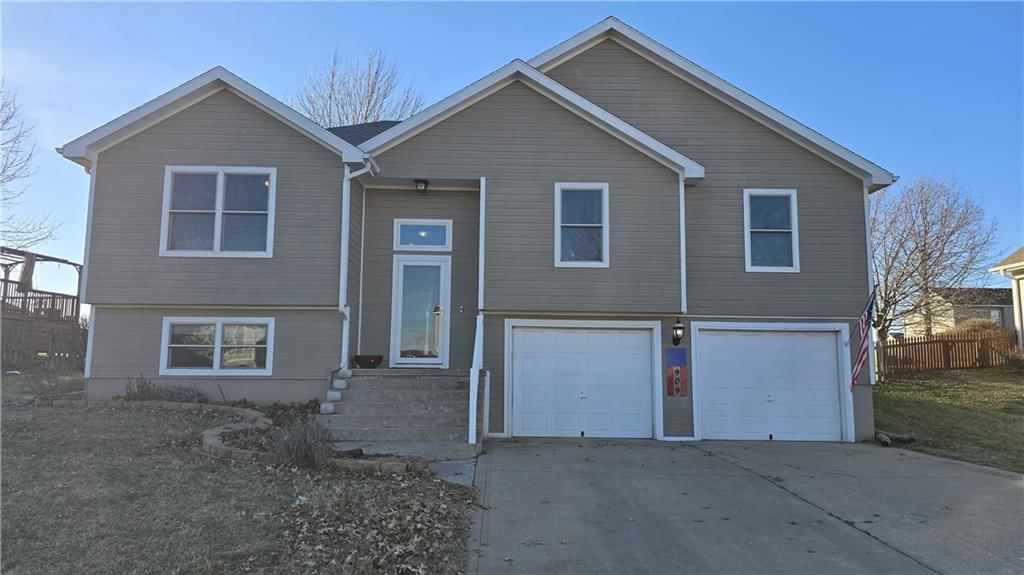 909 Rosewood Drive — photo 1
