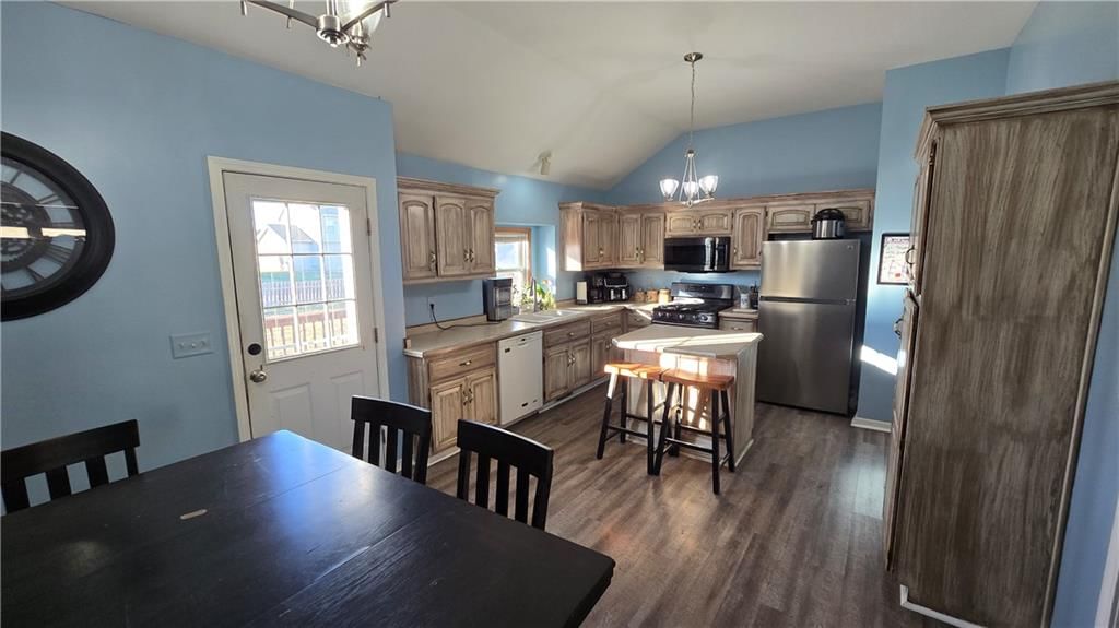 909 Rosewood Drive — photo 2