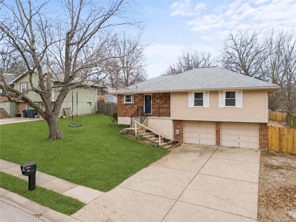 310 SE Shamrock Lane — photo 2