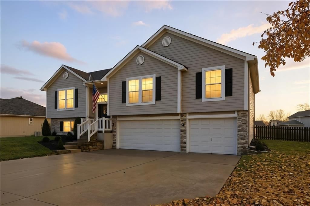 328 SW Chatham Court — photo 3