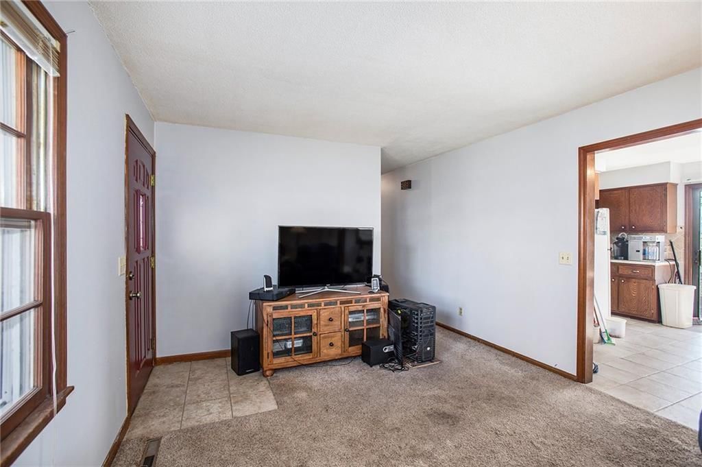 327 Lincoln Drive — photo 2