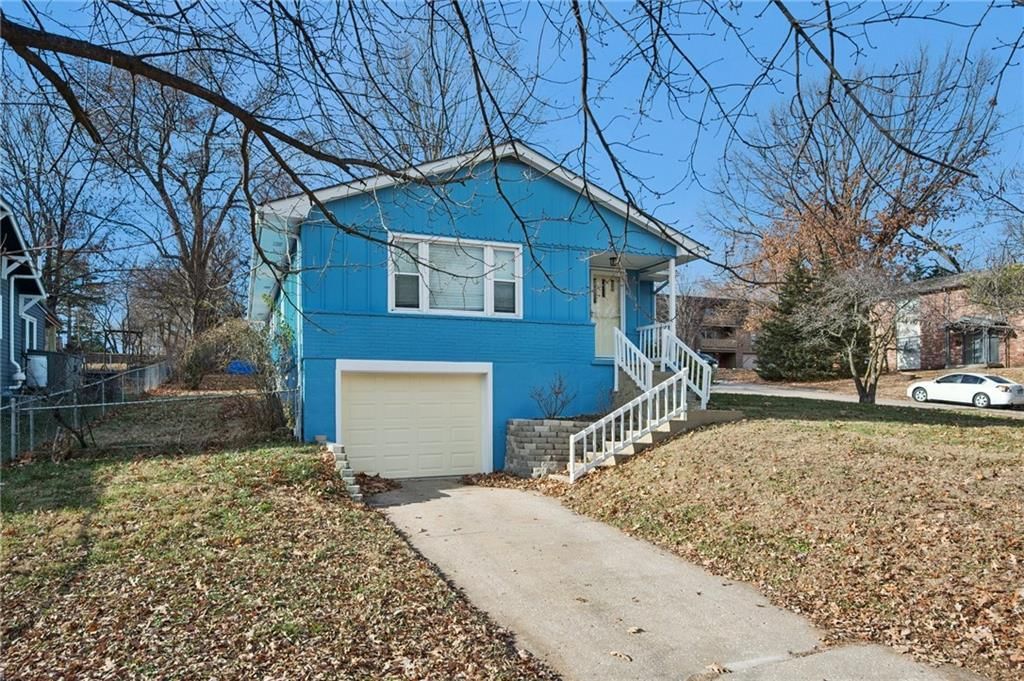 8500 ROBINSON Street — photo 2