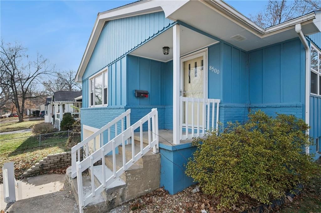 8500 ROBINSON Street — photo 3