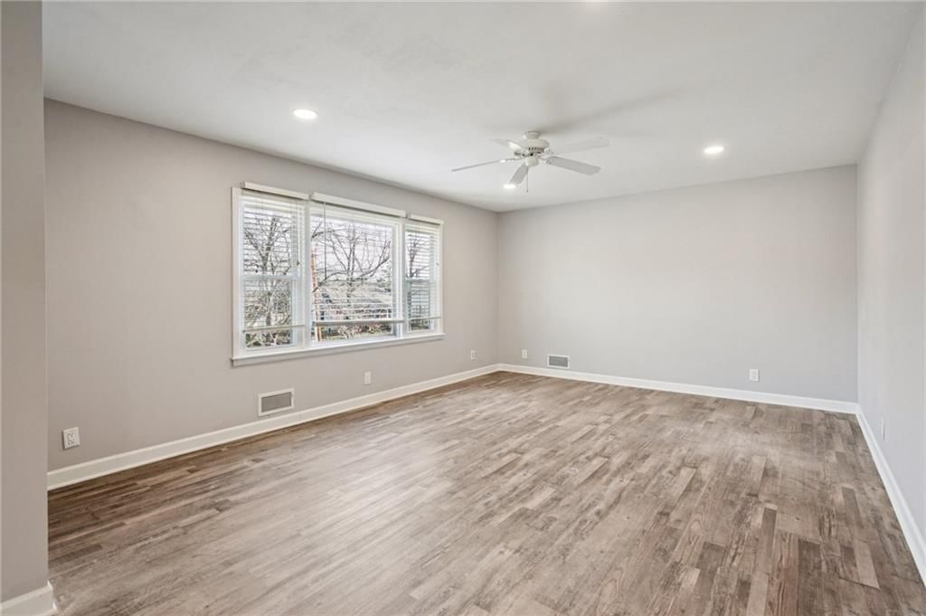 8500 ROBINSON Street — photo 5