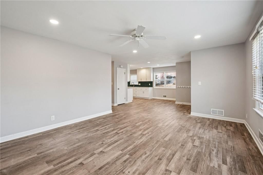 8500 ROBINSON Street — photo 7