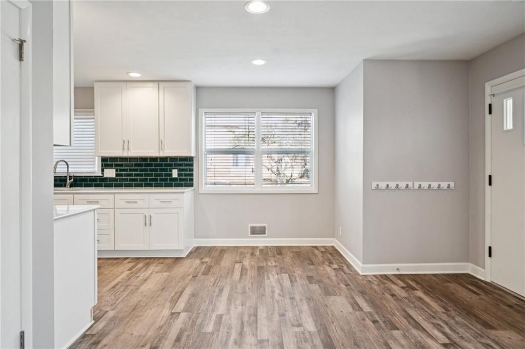 8500 ROBINSON Street — photo 8