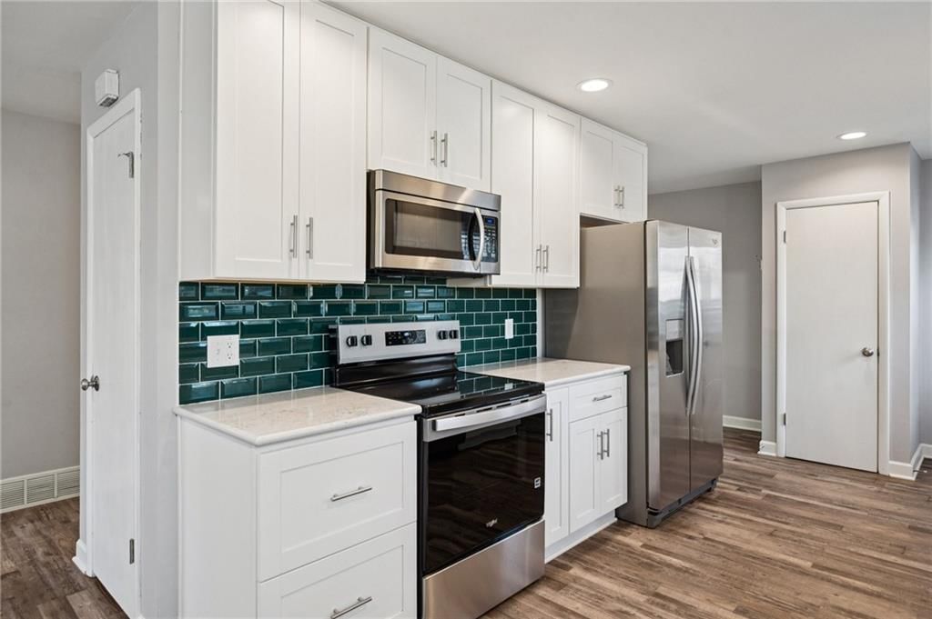 8500 ROBINSON Street — photo 12