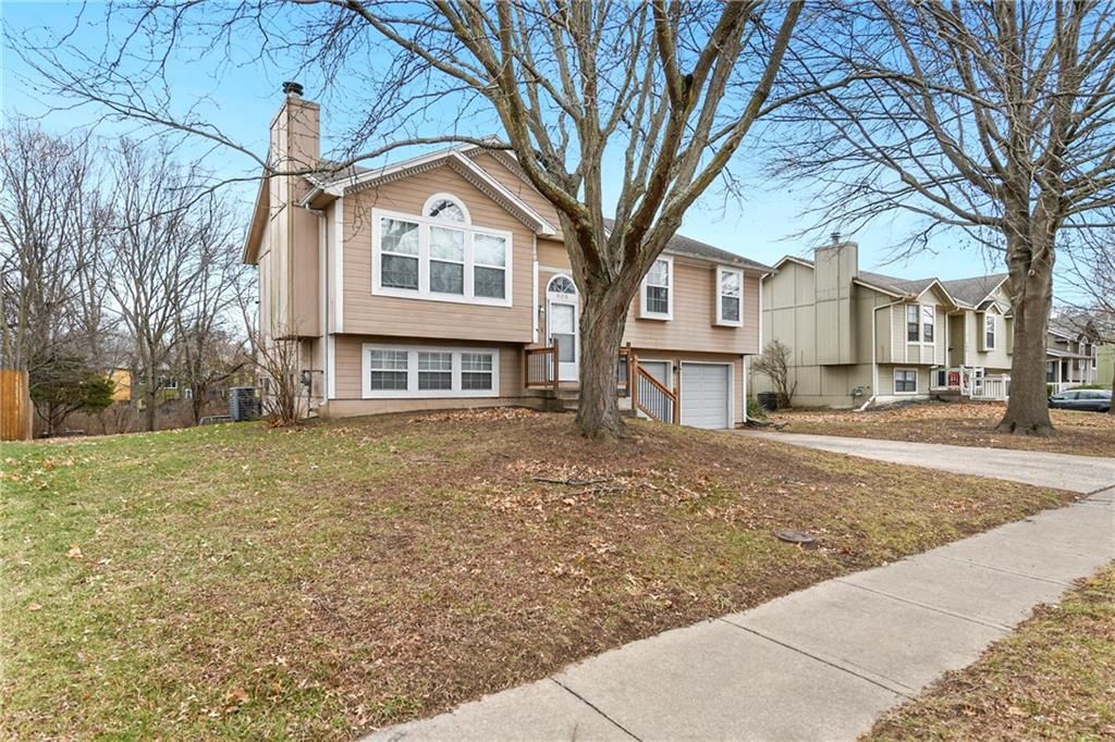 505 SE ONYX Drive, Lee's Summit, MO
