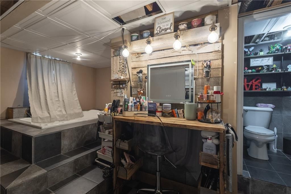 704 Oakwood Street — photo 31