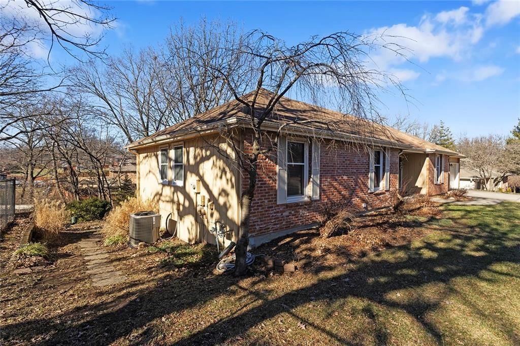 7806 N WOODLAND Avenue — photo 32