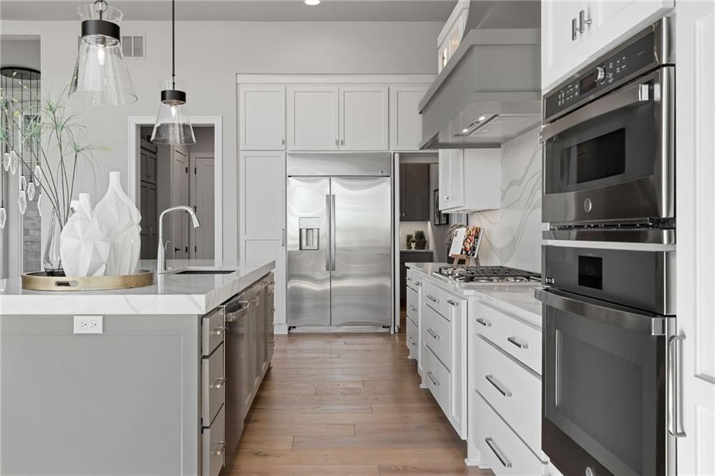 Photo 21 of 50 - 13701 Guilford Road, Leawood, KS 66224