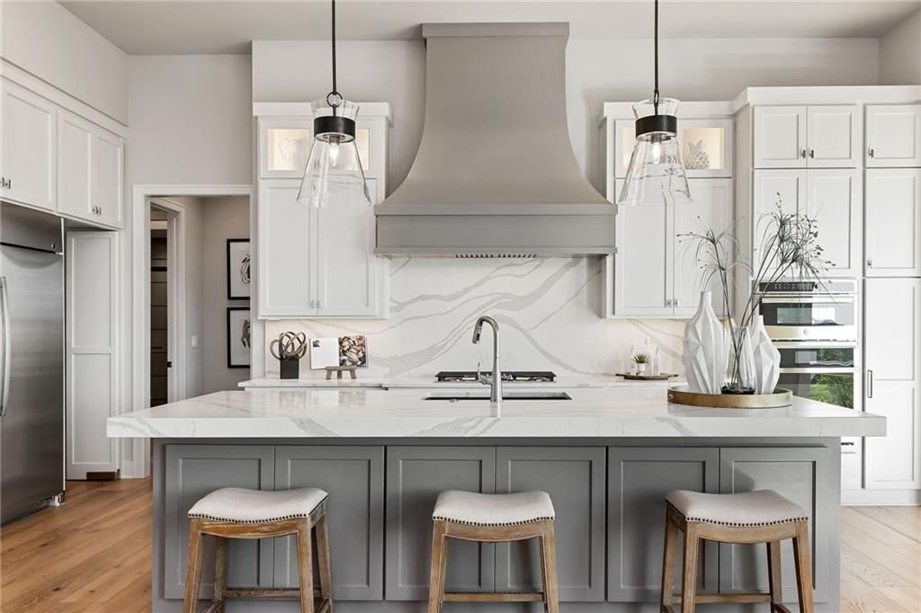 Double oven at 13701 Guilford Road, Leawood, KS 66224