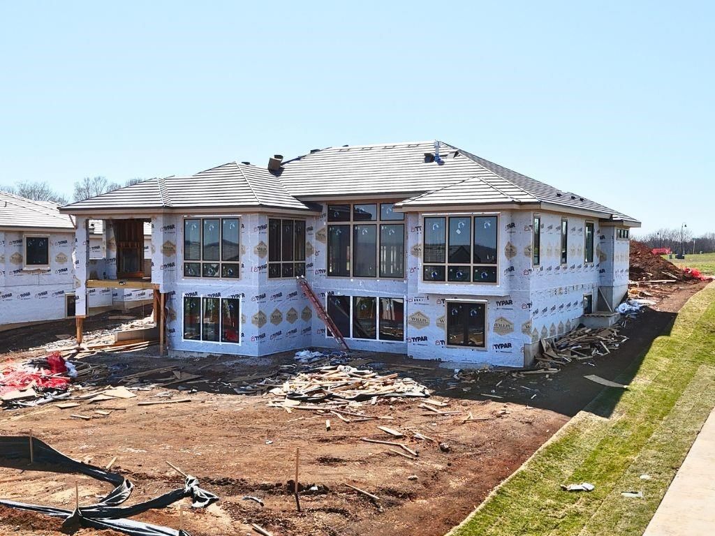 Photo 5 of 50 - 13701 Guilford Road, Leawood, KS 66224