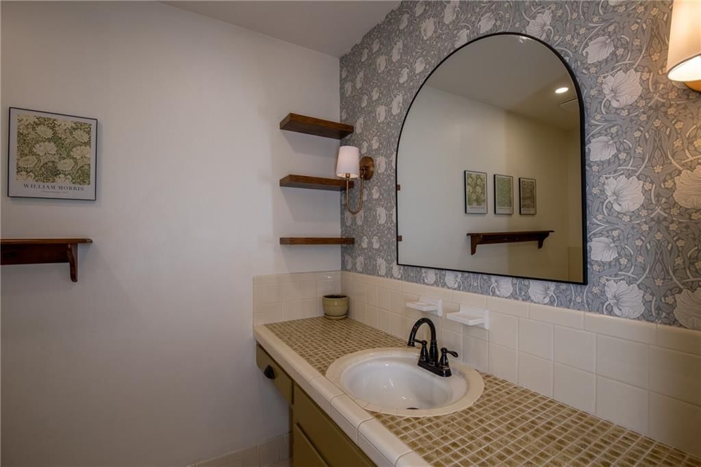 404 Hillcrest Circle — photo 32