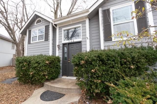 703 YORK Drive — photo 3